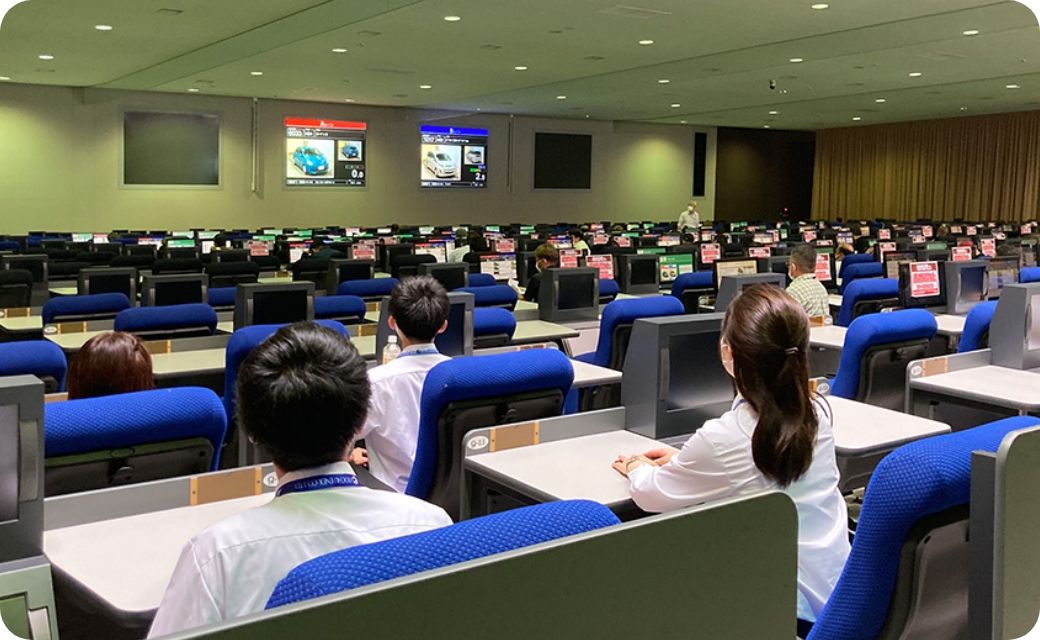 西日本最大規模の自動車オークション会場を運営