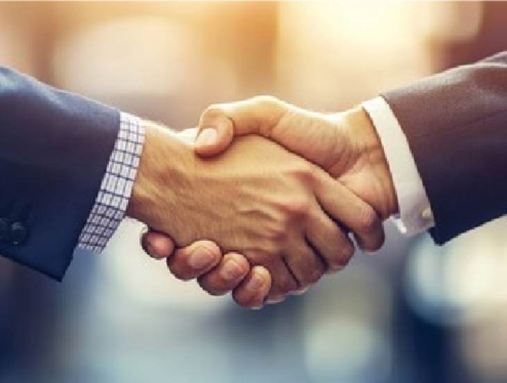 握手を交わすビジネスシーン